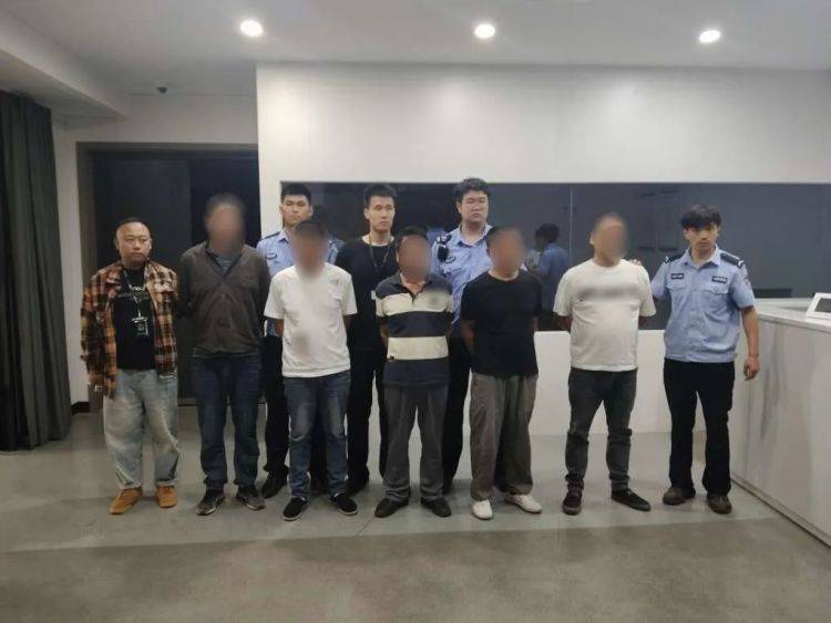 五人結(jié)伙盜竊螢石礦<strong></p>
<p>螢石</strong>，刑拘！:螢石
